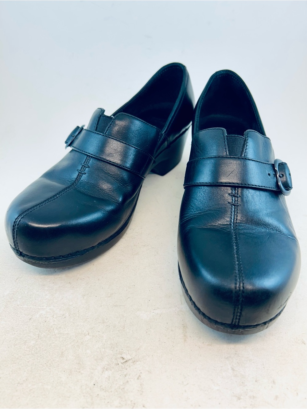 Dansko Black Leather Solstice Button Strap Lightweight Clogs, size 40 9.5 10
